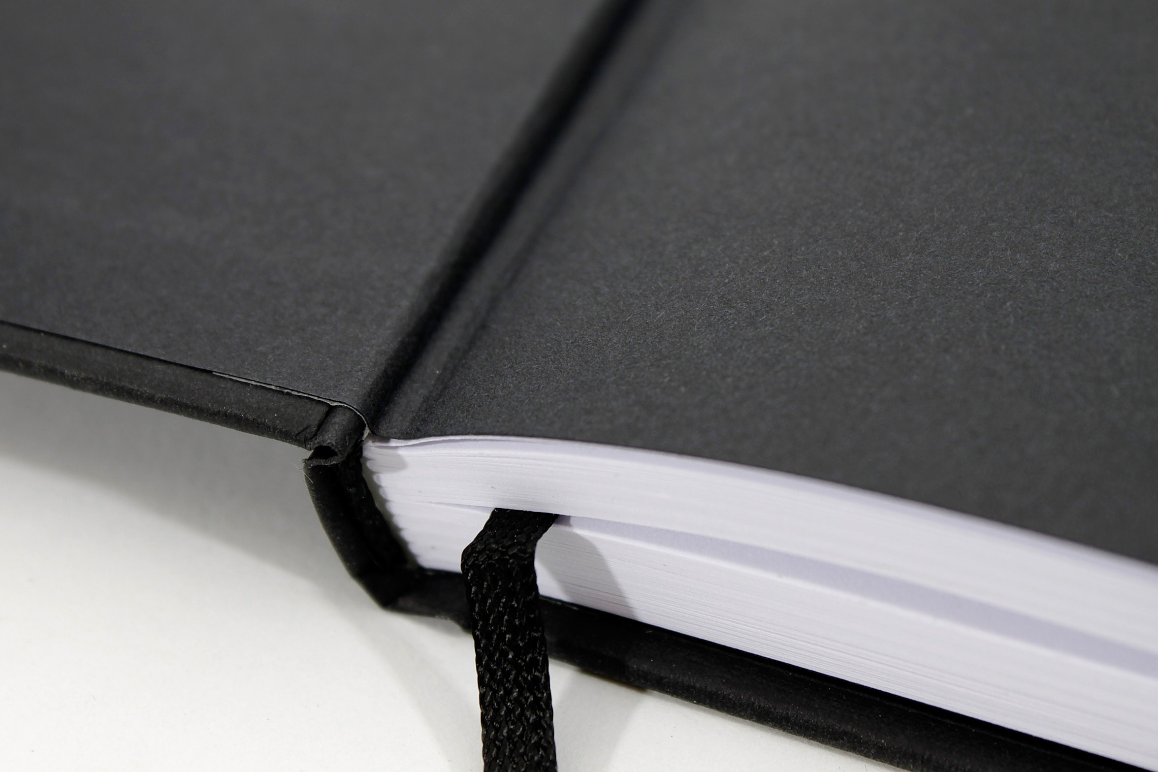 BOOK_MON_31X22_HOCH_Detail-02 Montana Blackbook A4