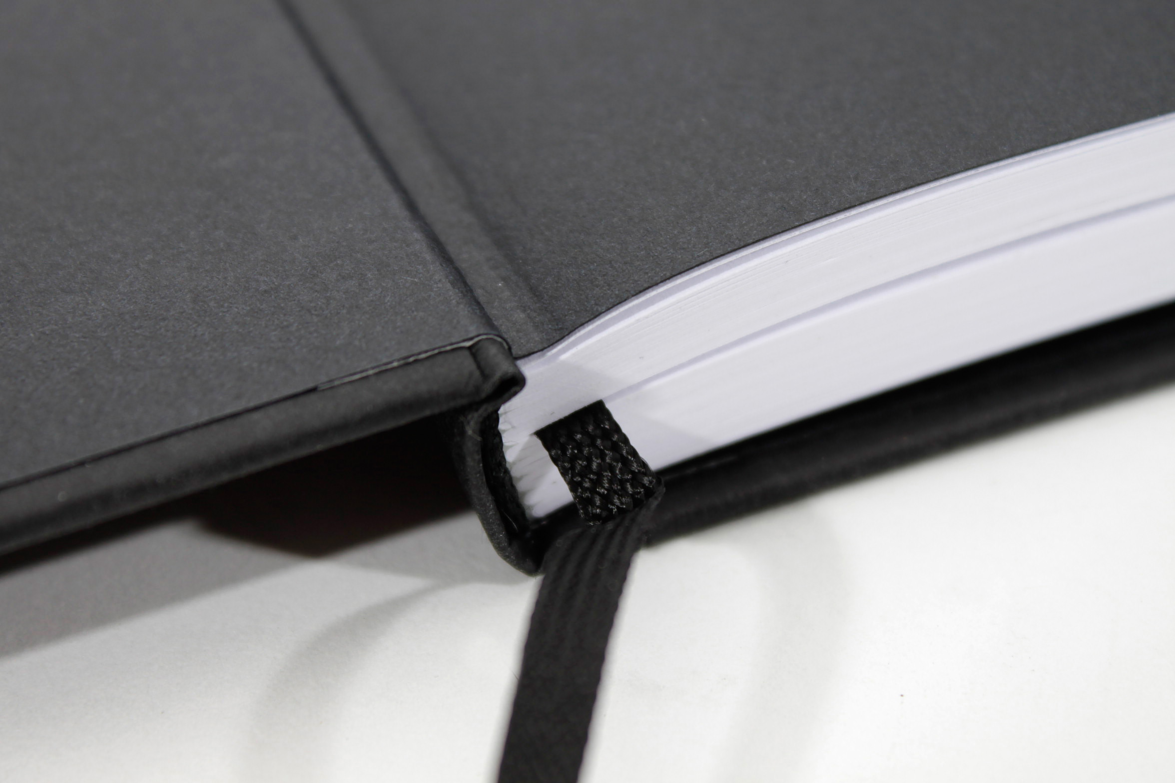 BOOK_MON_31X22_HOCH_Detail-04 Montana Blackbook A4